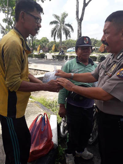 Senyum Bahagia Petugas Sapu Jalan Dapat Rezeki dari Tim JB Polresta